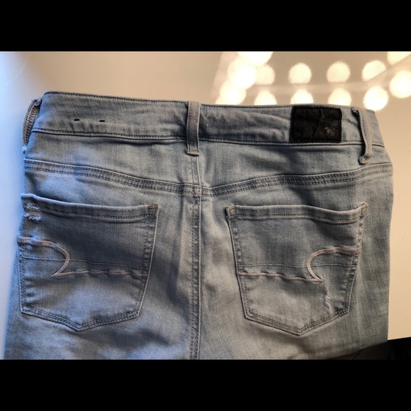 AMERICAN EAGLE LIGHT WASH RIPPED JEANS - Picture 3 of 4